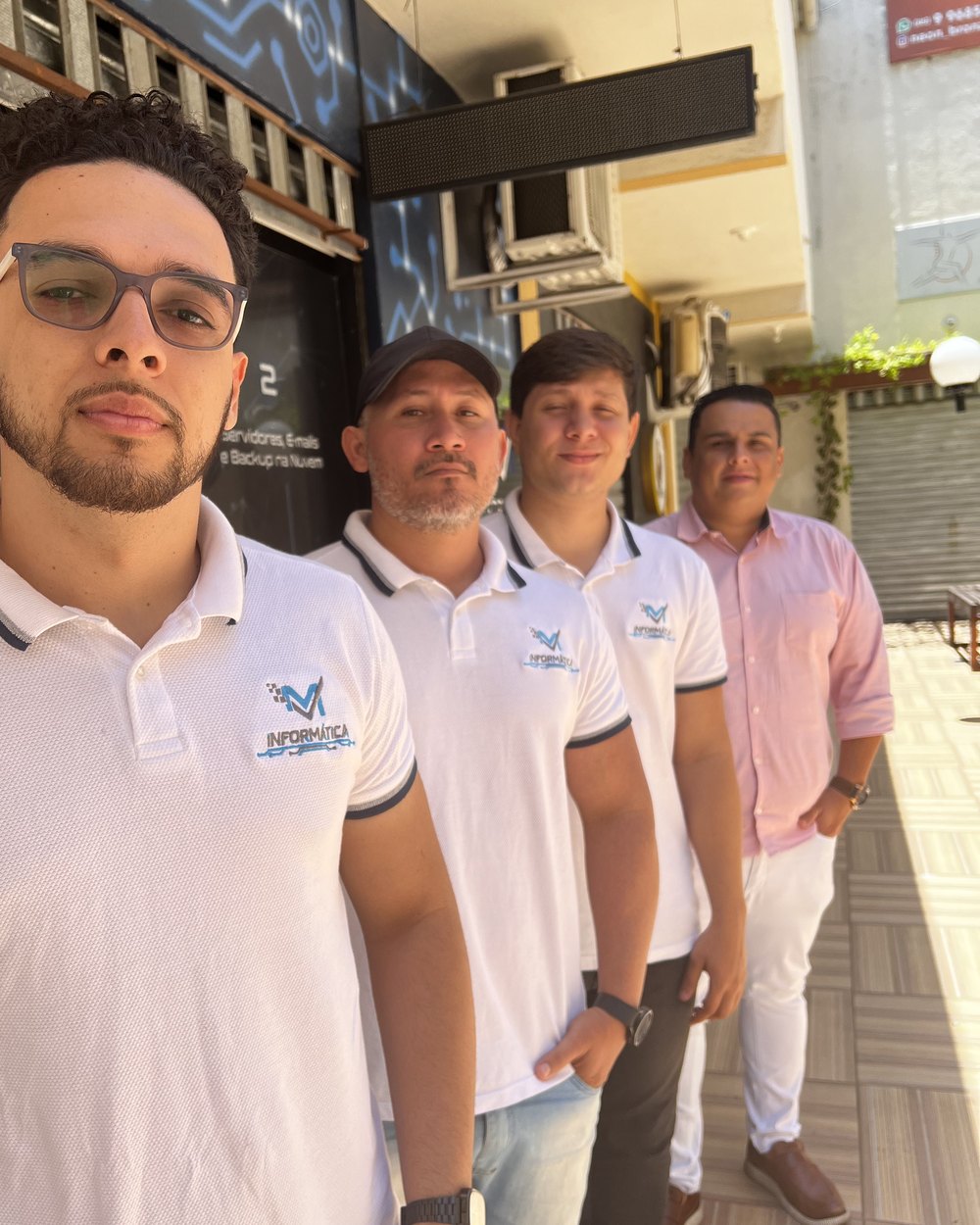 Equipe da MV Informática em frente à loja no Passaré